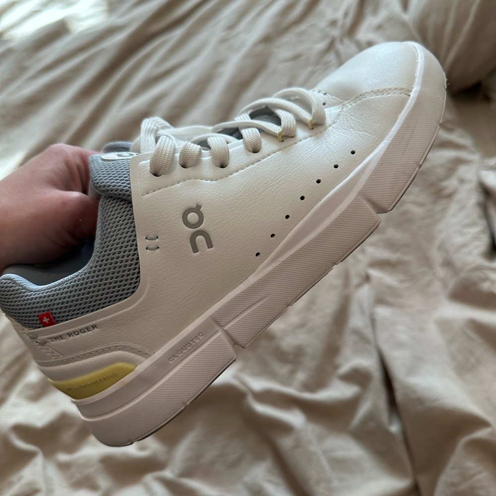 ON CLOUD ON THE ROGER SNEAKERS